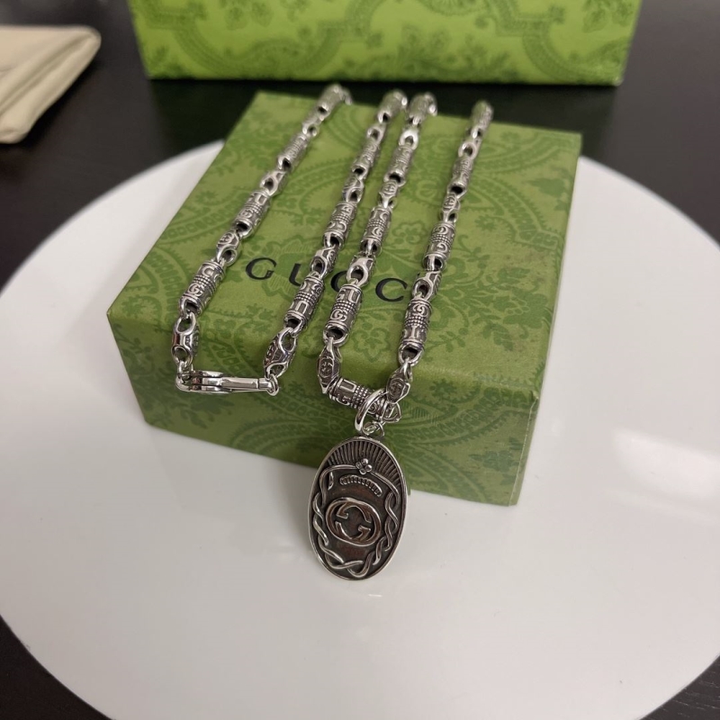 G*u*i necklaces
